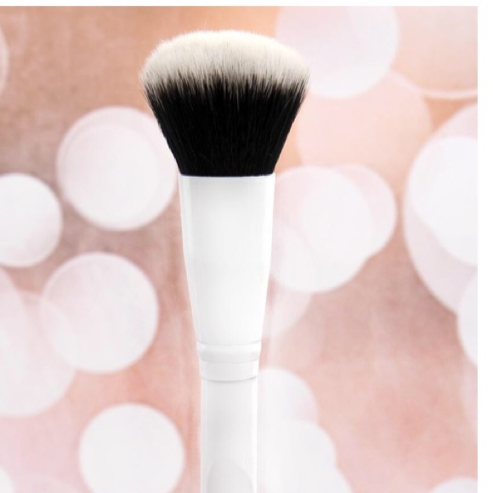 Crown Pro Blush Brush